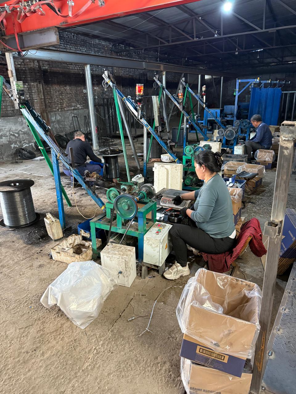 Operários embalando o produto com padrão de exportação